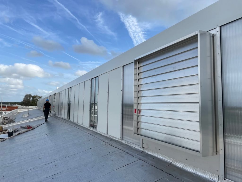 Réfection des sheds verrières avec désenfumage intégré Réfection des sheds verrières avec désenfumage intégré