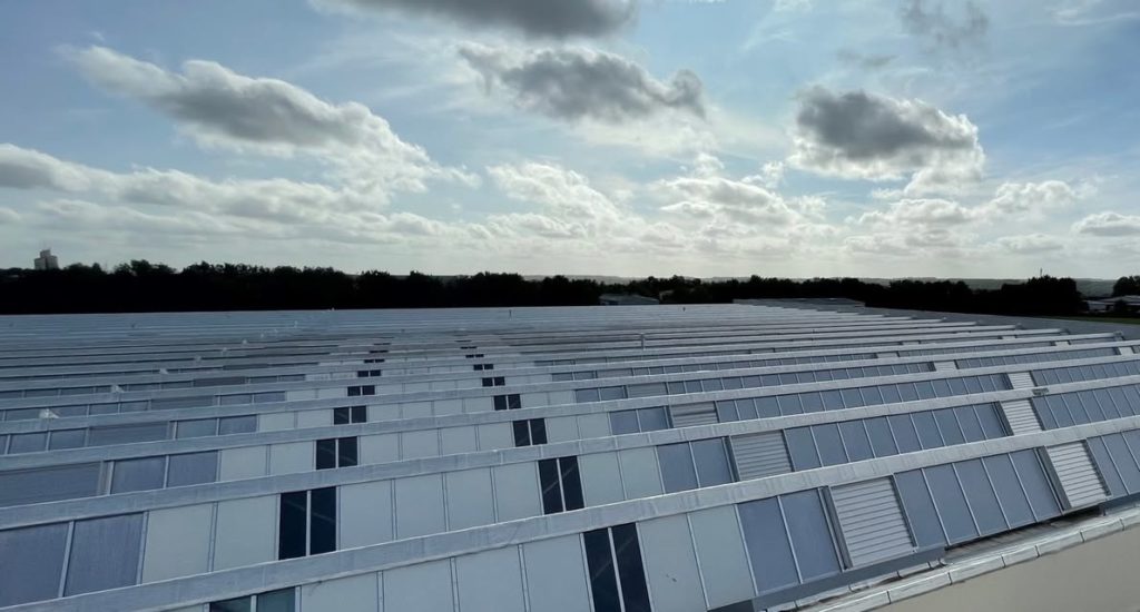 Réfection des sheds verrières avec désenfumage intégré Réfection des sheds verrières avec désenfumage intégré